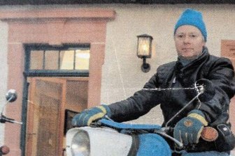 Winterbiker macht Schluss und lässt seine Simson in der Garage - Der blaue Troll samt Anhänger war viele Jahre ein Hingucker auf dem Schlosshof. Der Roller wurde bis 1964 produziert.