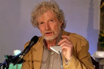 Winterblues rund um Burgstädt? Tanz dich warm und lass dich von Literatur verzaubern - Der Schauspieler und Pianist Christian Steyer bei einer musikalischen Lesung in der Johanneskirche Niederwürschnitz. Am 1. März ist er zu Gast in der Gemeindebibliothek Hartmannsdorf.