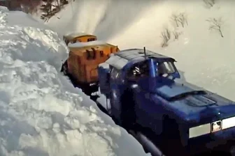 Winterchaos vor 20 Jahren: Als Schneemassen einen Zug im Erzgebirge verschluckten - Schnappschuss vom Einsatzgeschehen auf dem Erzgebirgskamm: Die Schneefräse (orange) wird von der Diesellok (blau) geschoben.