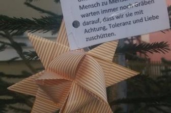 Winterdeko wirbt für Toleranz und Miteinander - Mit solche Botschaften wurden Zwönitz geschmückt.