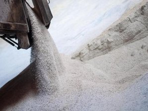 Winterdienst: 2500 Tonnen mehr Streusalz als in der Vorsaison - Ein Lastwagen kippt Streusalz ab.