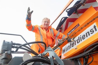 Winterdienst-Fahrer aus dem Vogtland mit 45 Jahren Erfahrung: „Manche Autofahrer sind einfach unvernünftig“ - Finale: Roland Viehweg (63) fährt dieses Jahr im Winterdienst seine letzten Schichten vor dem Ruhestand.