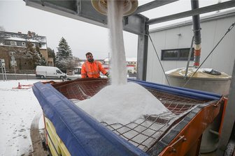 Winterdienst im Dauereinsatz in Limbach-Oberfrohna: Damit die Autofahrt nicht zur Rutschpartie wird - Mit einer Schüttvorrichtung wird das Streusalz in den Unimog geladen. Toni Voigt vom Bauhof in Limbach-Oberfrohna passt auf, dass dabei nichts schief geht. 