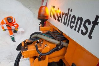 Winterdienst im Dauereinsatz - Sporthallendach geräumt -