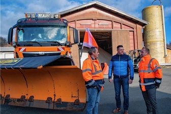 Winterdienst im Vogtland: Krisen wirken auf Technik und Personal - Landrat Thomas Hennig (Mitte) erkundigt sich bei Amtsleiter Alexander Maul (rechts) und Straßenmeister Sven Reipert über den Stand der Vorbereitungen des Winterdienstes im Vogtlandkreis.