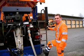 Winterdienst im Vogtland legt los: „Das Schöne am Job ist, dass man draußen arbeitet“ - Straßenwärter Norman Mothes ist einer der jüngsten Winterdienstfahrer.