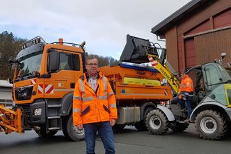 Winterdienst im Vogtland stellt sich auf Klimawechsel ein - Der Chef der Straßenmeisterei Adorf, Matthias Honig (vorn), und Straßenmeister Sven Reipert.