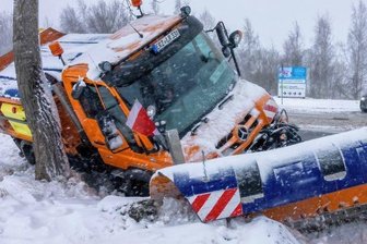 Winterdienst landet im Graben - Einem Räumfahrzeug wurde die Vorfahrt genommen. Beim Ausweichen landete es im Graben. 