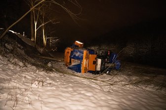 Winterdienst rutscht bei Großrückerswalde Abhang hinab - 