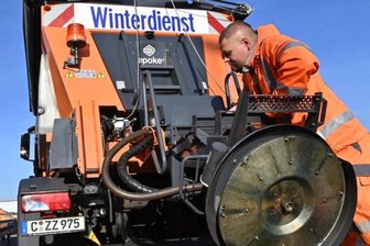 Winterdienst setzt in Chemnitz auf Sensortechnik - Vor dem Start in die neue Saison werden alle Räum- und Streufahrzeuge auf Herz und Nieren geprüft,wie hier von Sebastian Rehor. Gestiegene Rohstoffpreise lassen auch die Kosten und Lieferzeiten für Ersatzteile anwachsen. Durch Bevorratung versucht der Stadtreinigungsbetrieb ASR gegenzusteuern.