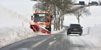 Winterdienst wird teurer: Was nun? - Ein Winterdienstfahrzeug im Einsatz zwischen Obersaida und Pfaffroda. In Großhartmannsdorf war bislang die Firma LDH beauftragt. 