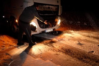 Wintereinbruch im Erzgebirge: Lkw kollidiert beim Rangieren mit Laster - Lkw-Fahrer mussten sich auf der B 174 am Montagabend selbst mit Streugut behelfen.