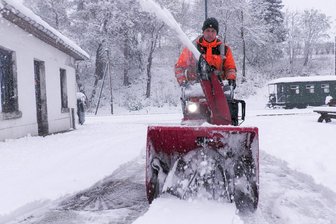 Wintereinbruch im Erzgebirge - Skiläufer sind zurück: Wie lange der Schnee bleibt und welche Folgen der Frost haben kann - In Oberwiesenthal wurden - wie hier am Bahnhof der Schmalspurbahn - die Schneefräsen wieder rausgeholt.