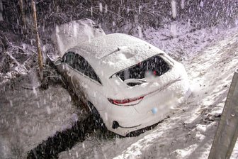 Wintereinbruch im Erzgebirge: Verletze bei Unfällen – Bundesstraße zeitweise blockiert - Auf der S 270 kurz vor dem Ortseingang Grünhain musste der Fahrer eines Kia einer abgebrochenen Baumspitze ausweichen und verlor dabei die Kontrolle über sein Fahrzeug.