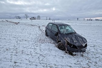 Wintereinbruch im Landkreis Zwickau: So ist die Lage Dienstagmorgen auf den Straßen - Ein Škoda kam auf der S 255 zwischen Zschocken und Hartenstein von der Straße ab.