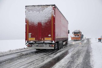 Wintereinbruch in Sachsen: Der Schnee hatte die Straßen im Griff - 