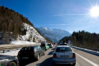 Winterferien: Ab in die Alpen? Das müssen Sachsens Autofahrer wissen - Auf den Strecken in Richtung Berge ist Geduld gefordert. Viele Pisten-Fans werden unterwegs sein, die an die Ferientermine gebunden sind.