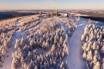 Winterferien im Erzgebirge: Besteht Hoffnung auf Schnee? - Weiße Hänge am Fichtelberg. In tieferen Lagen hingegen liegt kaum noch Schnee. Doch welches Wetter wird in den Winterferien im Erzgebirge erwartet?