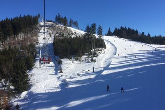 Winterferien im Erzgebirge: Fünf Ausflugstipps grenznah in Tschechien - Der Plešivec (Plessberg) gilt längst nicht mehr nur als Geheimtipp unter Skifahrern. Derzeit sind drei Vierer-Sesselbahnen und 7,4 Kilometer Pisten geöffnet.
