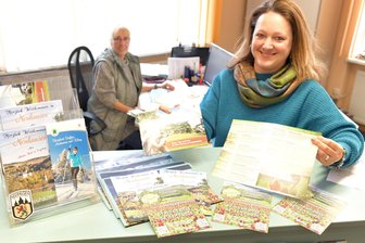 Winterferien im Erzgebirge: Gute Chancen in Neuhausen - Hier bekommen Urlauber individuelle Tipps für ihren Aufenthalt: Die Touristinformation Neuhausen mit Leiterin Undine Weise (l.) und Jana Neuber, Verantwortliche für die touristische Betreuung und das Amtsblatt.