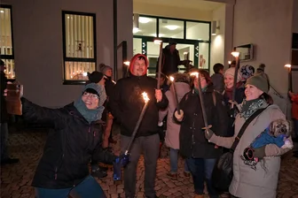 Winterferien im Erzgebirge: Noch zwei Fackelwanderungen stehen in Carlsfeld auf dem Programm - Start für die Fackelwanderung in Carlsfeld ist immer vor der Touristinformation.