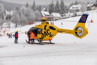 Winterferien im Erzgebirge: Rettungshubschrauber auf Skipiste im Einsatz - Bergwacht und Rettungshubschrauber mussten am ersten Ferienwochenende zu Einsätzen auf Skipisten ausrücken.