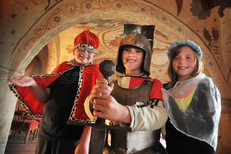 Winterferien in Mittelsachsen: Neun Tipps von Schlittschuhlaufen bis Nervenkitzel im Freizeitpark - Bei der Ritterführung auf Burg Kriebstein lernen die Besucher Rüstungsteile, Waffen und Zubehör kennen.