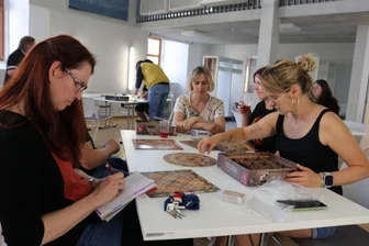 Winterferien in Zwickau: Kreativ werden bei Farbexperimenten und Zeichenkursen - Zum Spieletag in der Stadtbibliothek können Kinder auch Eltern und Großeltern mitbringen.