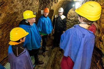 Winterferien: Prominenter macht Urlaub im Erzgebirge - Museumschef Dr. Martin Straßburger führt den urlaubenden Michael Kretschmer (Mitte) und den Annaberg-Buchholzer Oberbürgermeister Rolf Schmidt unter Tage. Der Ministerpräsident schwärmt wenig später vom „Urlaub in der Heimat“.