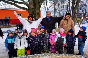 Winterfreude für Kids: Falkensteiner Kita feiert Winterolympiade - Die Kinder der Kita Knirpsenland in Falkenstein bei ihrer Winterolympia.