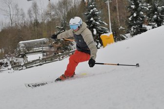 Winterfreude in Eibenstock: Skiarena ist in die Saison gestartet - Sven Schönherr aus Klingenthal (51) hat sich bei der Saisoneröffnung in Eibenstock auf die Ski geschwungen.