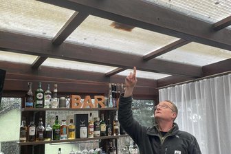 Wintergarten in Frauenstein von Bleikugel durchschlagen: Gastgeber entgeht Unglück - Michael Klemm am Wintergartendach, das die Bleikugel durchschlug. Genau darunter hatte er kurz zuvor gesessen. Nun ist die Stelle abgedichtet.