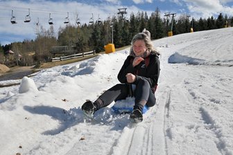 Wintergaudi zu Ostern im Erzgebirge: XXL-Rodelbahn bei Wurzelrudi - Isabelle Wendler aus Eibenstock hat sich einen Zipfelbob ausgeliehen für den Rodelhang.