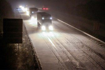 Wintergewitter bringen Schnee und sorgen für glatte Straßen im Erzgebirge - Heftiger Schneesturm mit Blitz und Donner sorgte in der Nacht zum Samstag für eine geschlossene Schneedecke.
