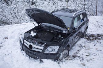 Wintergewitter verwandelt Straßen in Eispisten - Auf der S 233 zwischen Börnichen und Wünschendorf krachte ein Geländewagen in den Straßengraben.