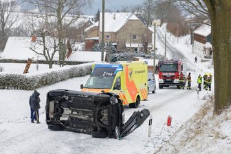 Winterglattes Westsachsen: Auto kippt in Lobsdorf - Der Kia blieb auf der Seite liegen und musste mit Technik wieder auf die Räder gestellt werden.