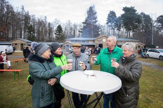 Wintergrillen im Plauener Freibad verkürzt Warten auf die Saison - Manche Gäste sind jedes Jahr beim Wintergrillen dabei - auch am Sonntagnachmittag. Das Haselbrunner Bad erinnert an ihre Jugend, berichten sie.