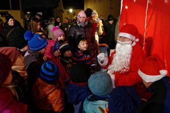 Wintergrillen in Penig: Wenn der Weihnachtsmann im Januar Geschenke verteilt - Sehr zur Freude der jüngeren Besucher verteilte ein Weihnachtsmann Geschenke – und das im Januar.