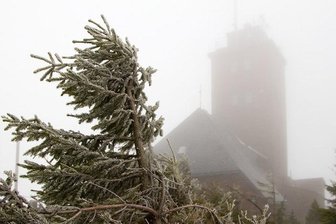 Winterliche Verhältnisse sind am Samstag nach vergleichsweise milden Temperaturen der vergangenen Tage auf dem Fichtelberg eingekehrt.