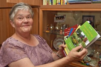 Winterliche Mundart im Sommer - Erzgebirgische Lektüre liegt im Medienschrank von Karin Bach obenauf. Literatur, CDs und Videos in heimischer Mundart erfreuen die Schlettauerin.