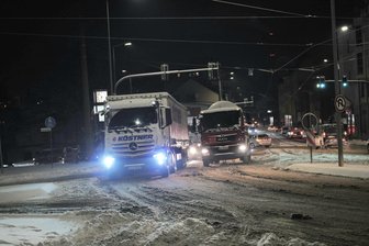 Winterliches Verkehrschaos im Vogtland: Unfälle, Blechschäden und Staus am Montagmorgen - Dichtes Schneetreiben und glatte Straßen machten Autofahrern am Montag das Leben schwer.