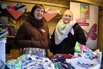 Wintermarkt im Gesundheitszentrum: Früheres Reichenbacher Krankenhaus als großer Treffpunkt - Ina und Sindy vom Greizer Verein Viel Farbe im Grau freuen sich über die Finanzspritze.