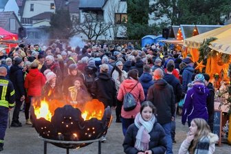 Wintermarkt in Callenberg: Dorfbewohner lassen es funkeln - Auf dem Callenberger Festplatz konnten sich Besucher am Samstag an einer großen Feuerschale wärmen, Stockbrot selbst backen oder sich einfach nur nett unterhalten.