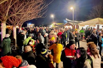 Wintermarkt in Oelsnitz öffnet: Nach-Weihnachtsmarkt sorgt für großen Besucherandrang - Zahlreiche Besucher sind am Donnerstag auf den Wintermarkt in Oelsnitz geströmt.