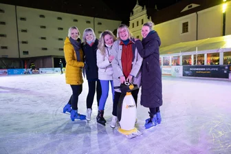 Winterparty auf der Eisbahn und im Zelt im Freiberger Schlosshof - Die Party von „In Pulz“ Freiberg lockte am Samstag über 250 Gäste auf die Eisfläche und in das beheizte Zelt.