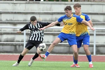 Winterpause kann noch etwas warten: Annaberger Fußballer setzen Erfolgslauf in Stollberg fort - Der VfB Annaberg reitet in der Sachsenklasse weiter auf der Erfolgswelle. Hier versucht Simon Schmiedl Stollbergs Topstürmer Nicolas Förster (l.) vom Ball zu trennen.  Ramona Schwabe