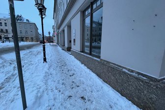 Winterprobleme: Stadt im Vogtland kündigt nach über einer Woche Antwort an - Fußweg am künftigen Service-Zentrum am Oelsnitzer Marktplatz am Nachmittag des 12. Januar.