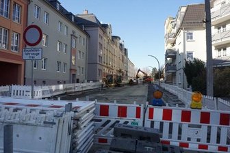 Winterprovisorium für Liebknechtstraße - Die Karl-Liebknecht-Straße in Oelsnitz wird seit Anfang Juni abschnittsweise gebaut. Die Straßendecke kommt erst im Frühjahr 2022. 