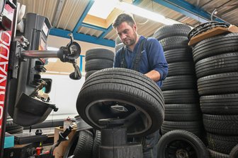 Winterreifen aus China sind billig. Sind sie auch sicher? - Mitarbeiter Alexander Koch beim Aufziehen eines Pneus: In dem Betrieb in Grüna kauft etwa jeder dritte Privatkunde Reifen der „Budget“-Kategorie.