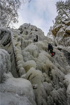 Winterrunde des Fotowettbewerbs: Wo die Erzgebirger am liebsten sind - ... spektakulär ist es, den Eiskletterern am Wasserfall Blauenthal zuzusehen ...